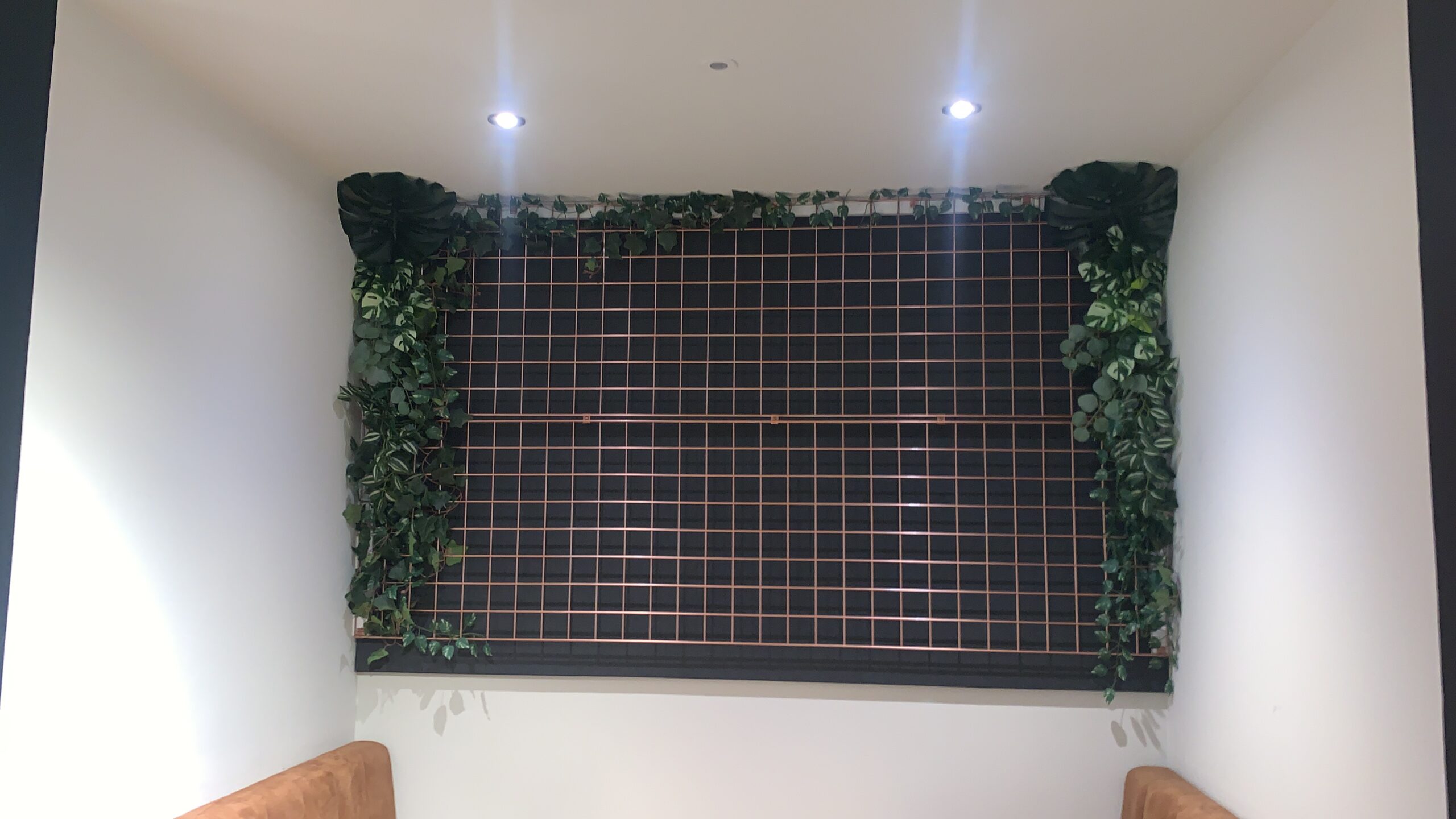 Booth 01 - install Gridwall foliage